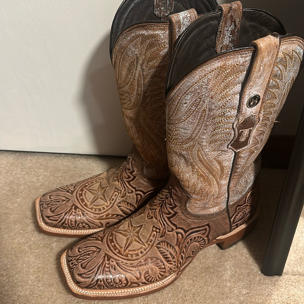 Tanner mark boots